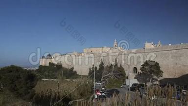 全景视频的姆迪纳城市历史墙壁和周围的自然。 姆迪纳是马耳他岛的前历史首都